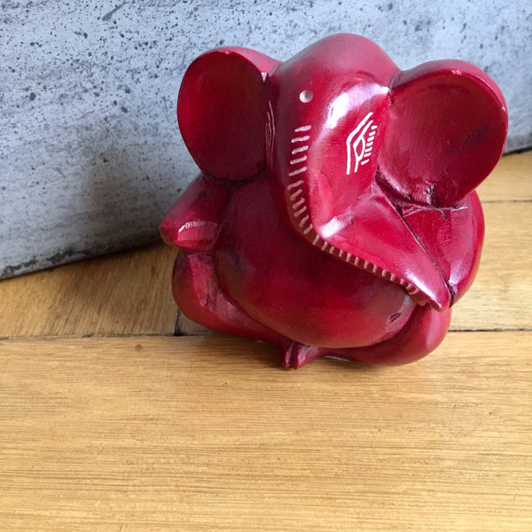 Ganesha aus Speckstein – Blickfang in leuchtendem Rot