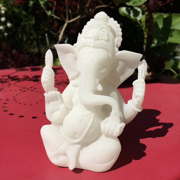 Ganesha – In leuchtendem Weiß, 11 cm