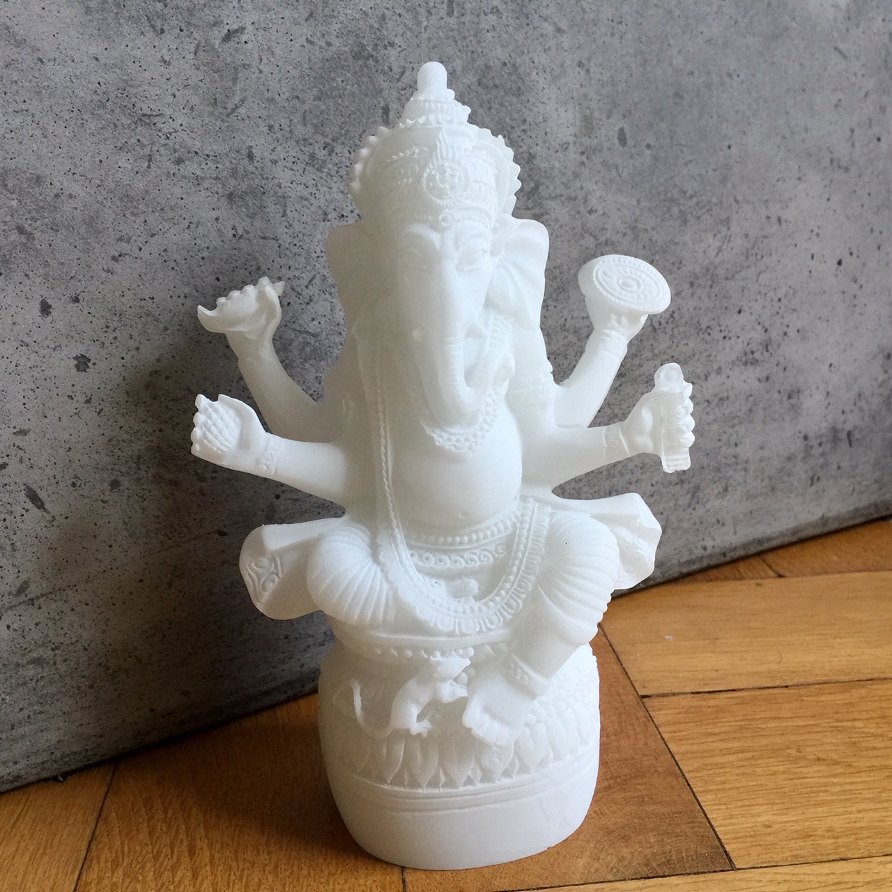 Ganesha  – In leuchtendem Weiß, 17 cm