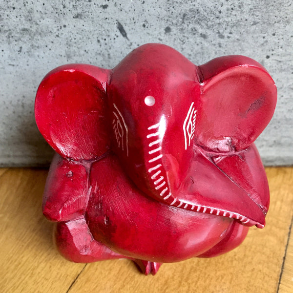 Ganesha aus Speckstein – Blickfang in leuchtendem Rot